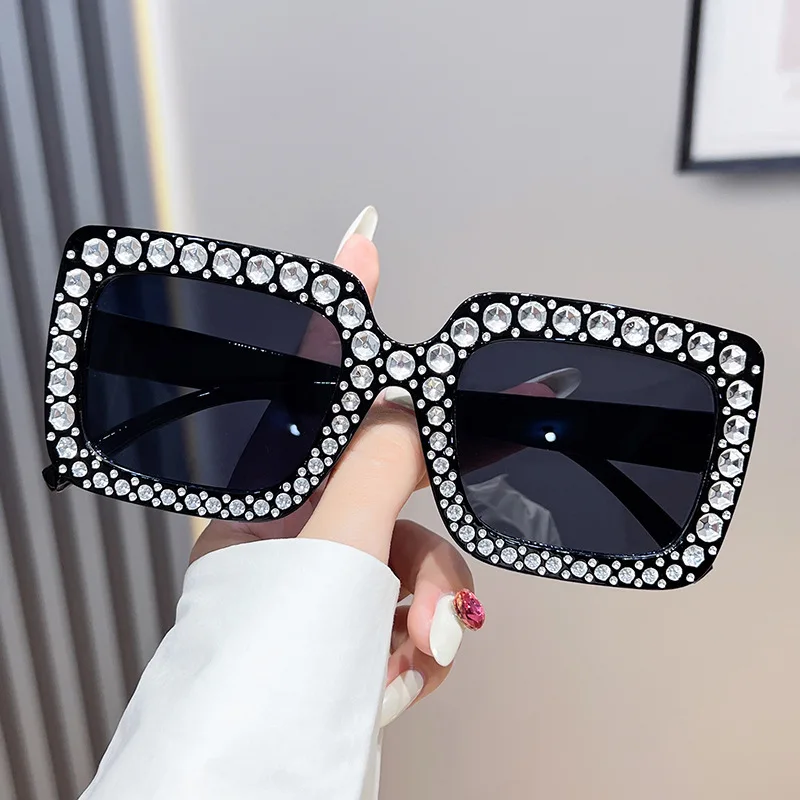 Street Fashion Photography - Women's large-frame diamond-encrusted fashion sunglasses, suitable
