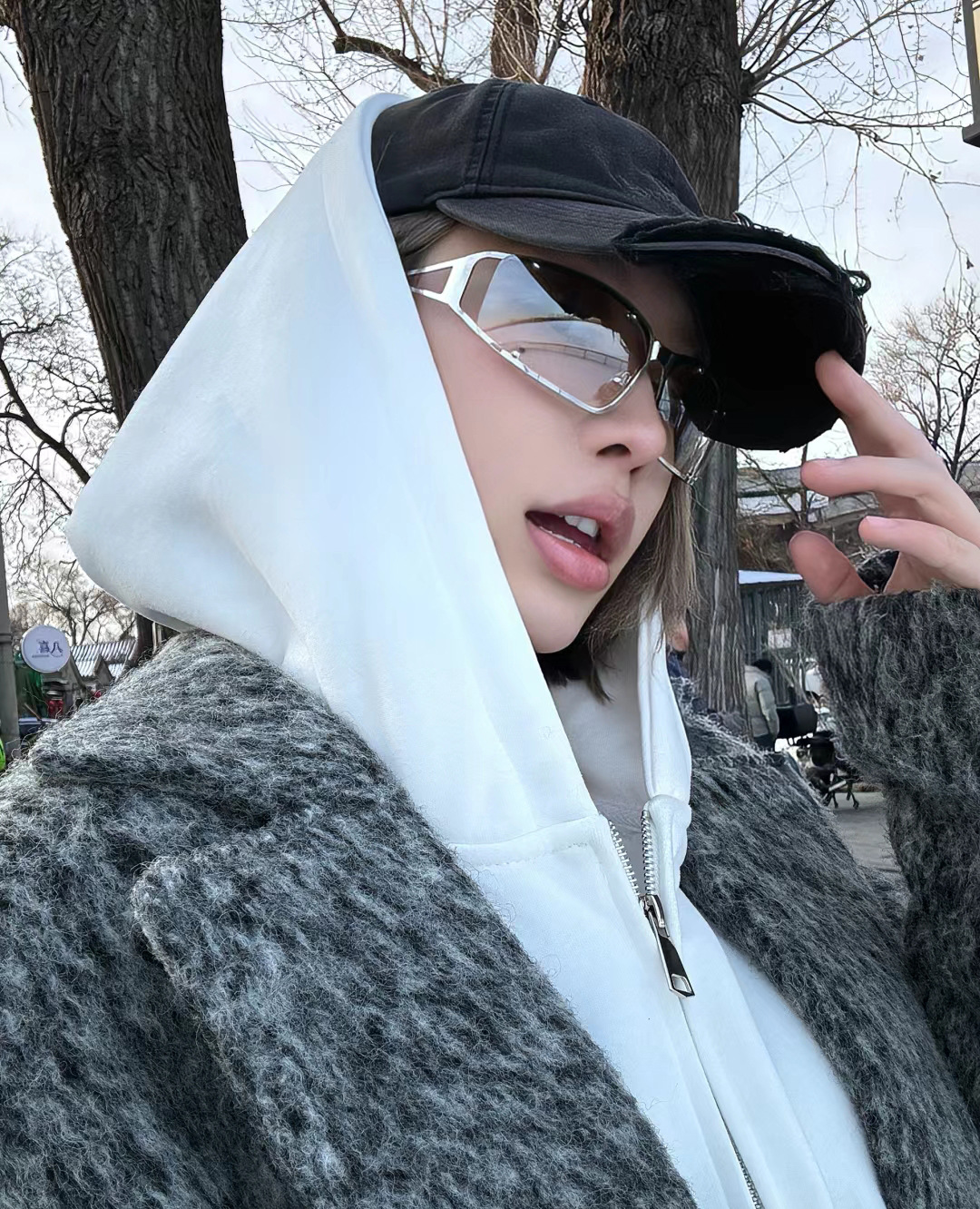 Fashion Future Technology Y2K  – Street Fashion Photography Bewertung und Preis