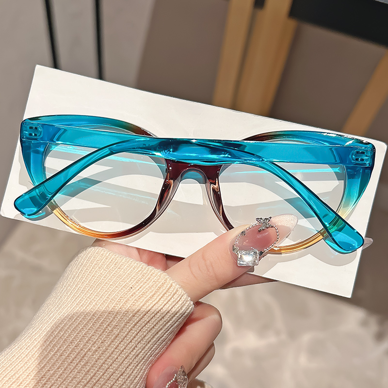 Fashionable and retro small-fr – Street Fashion Photography Bewertung und Preis
