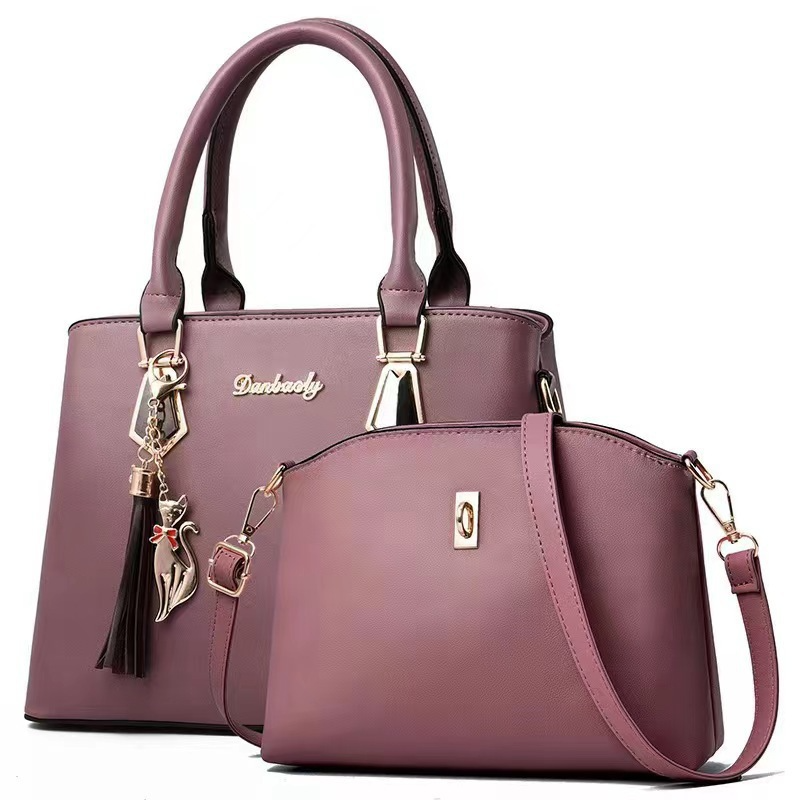 Fashionable women's handbag se – Street Fashion Photography Bewertung und Preis