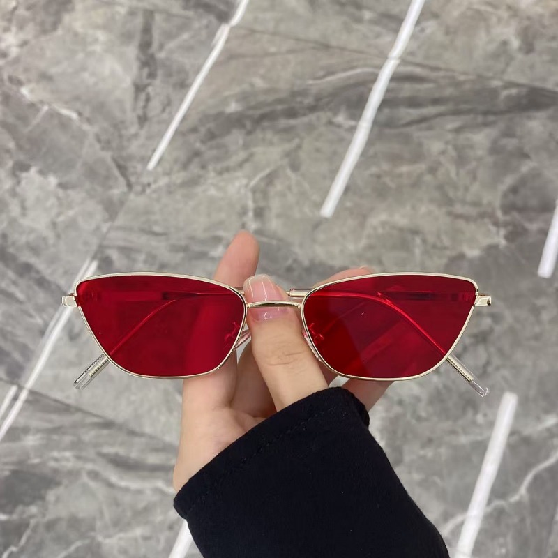 Fashionable Rhombus-Shaped Met – Street Fashion Photography Bewertung und Preis