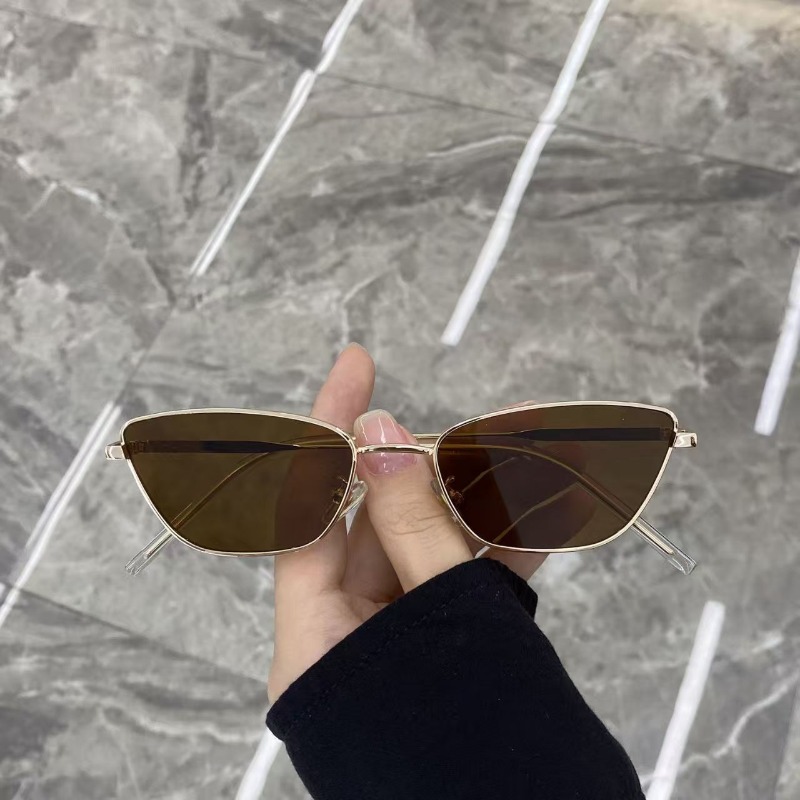Fashionable Rhombus-Shaped Met – Street Fashion Photography Bewertung und Preis